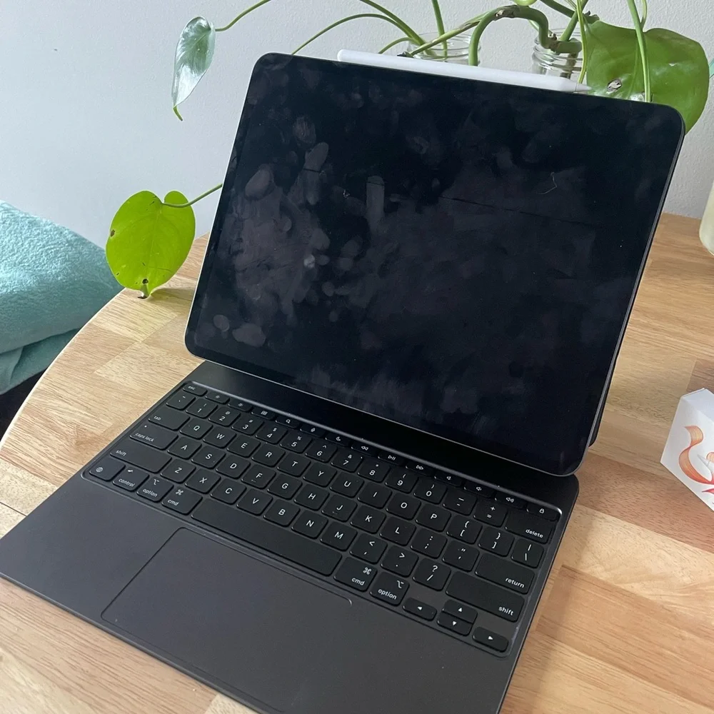 FIRST BUYER CANCELLED - Apple iPad Magic Keyboard with Black and White Packaging